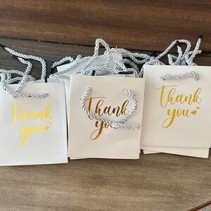 mini white and gold “Thank You” bags. Honoson from Amazon.